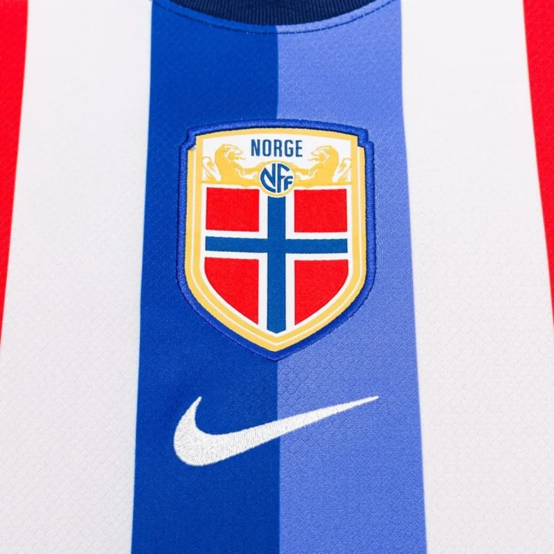 maglia Norvegia 2024 25 home Nike dettaglio logo Nike e federazione calcio norvegese
