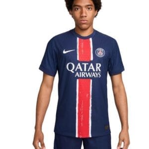 maglia Psg 2024 25 home Nike indossata da modello