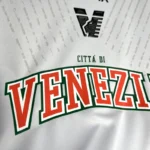 Città di Venezia scritta sulla maglia Venezia Nocta Away 2024/25