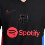 dettaglio logo Nike e Barcellona Fc della seconda maglia Barcellona 2024/25 nera Away