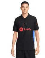 Seconda maglia Barcellona 2024/25 nera Away indossata da modello
