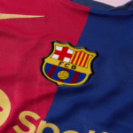 maglia_barcellona_2024-2025_home_dettaglio_fcb_barca dettaglio logo FCB Barça maglia Barcellona 2024/2025 Home