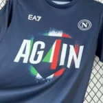 maglia_celebrativa_Napoli_quarto_scudetto_3 maglia celebrativa Napoli quarto scudetto 2024 25 dettaglio scritta Again