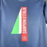 maglia_celebrativa_Napoli_quarto_scudetto_4 maglia celebrativa Napoli quarto scudetto 2024 25 dettaglio Campioni d'Italia