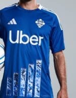 maglia Como 2024 25 home Adidas dettaglio sponsor Uber