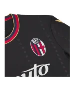 quarta-maglia-Bologna-Fc-4th-2024-25-3 quarta maglia Bologna 4th 2024/25 dettaglio logo Bologna calcio Fc