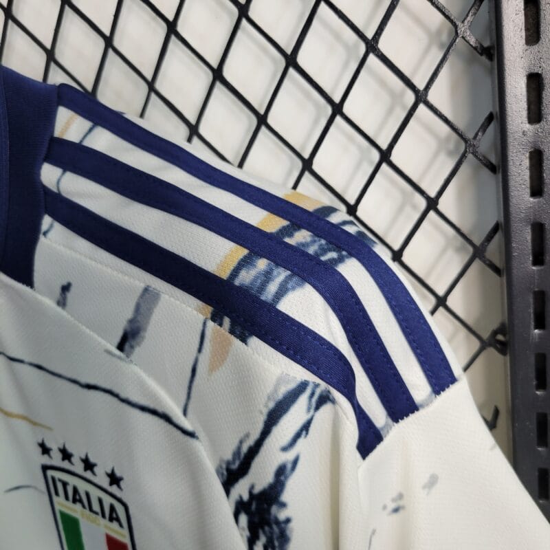 dettaglio spalla della seconda maglia Italia 2023/24