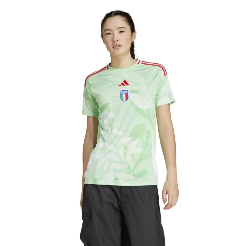 seconda maglia Italia 2025 away Adidas EURO 2025 indossata da modella