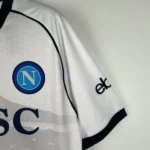 seconda maglia Napoli 2023 bianca Ea7 away dettaglio manica con sponsor Ebay