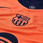 terza maglia Barcellona arancione Stadium 2025-26 dettaglio logo Barcelona