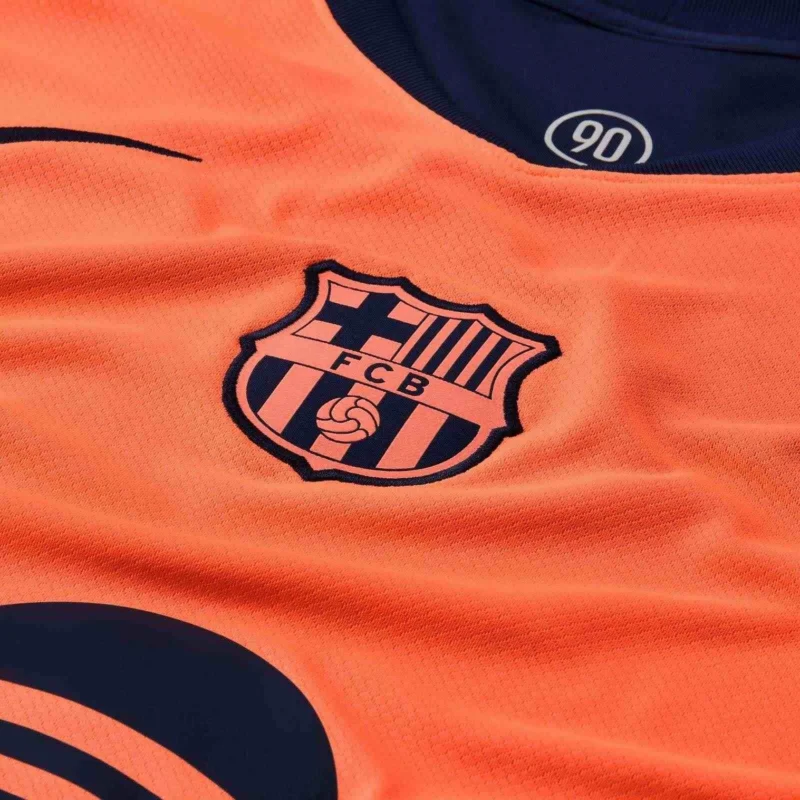terza maglia Barcellona arancione Stadium 2025-26 dettaglio logo Barcelona