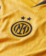 dettaglio logo Internazionale Fc della nuova terza maglia Inter 2024/25 gialla