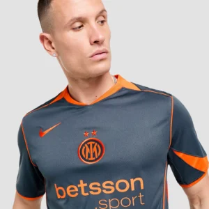 terza maglia Inter 2025 26 indossata da modello