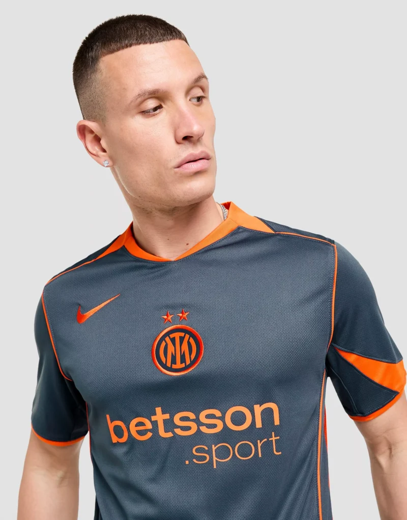 terza maglia Inter 2025 26 indossata da modello