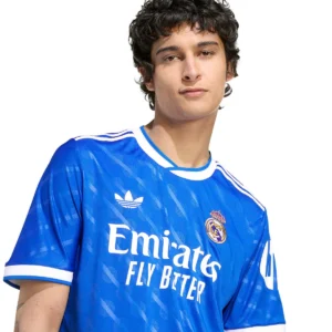 terza maglia Real Madrid 2025/26 azzurra indossata da modello